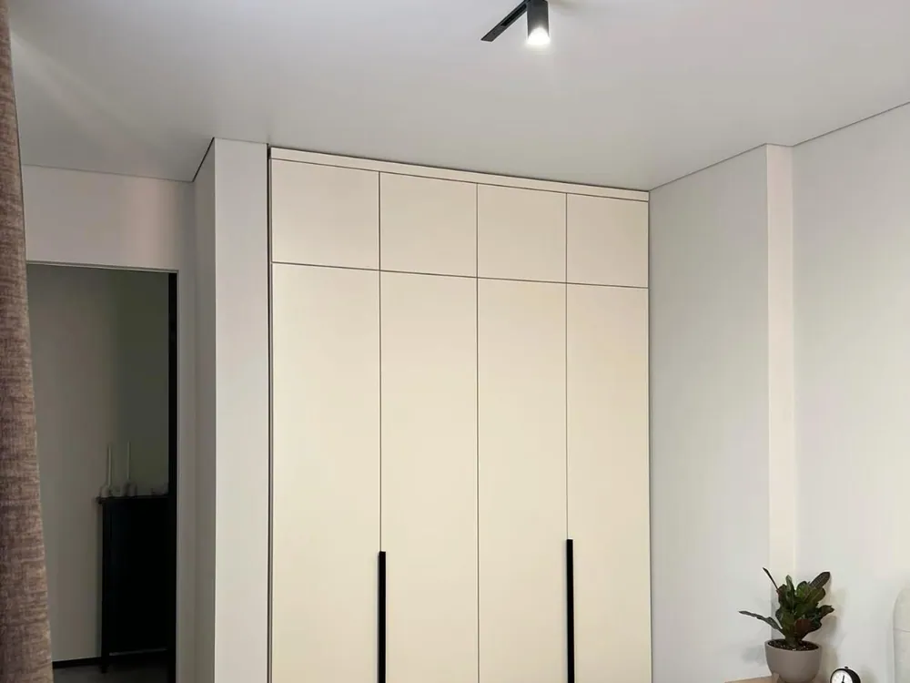 Белый минимализм под потолок